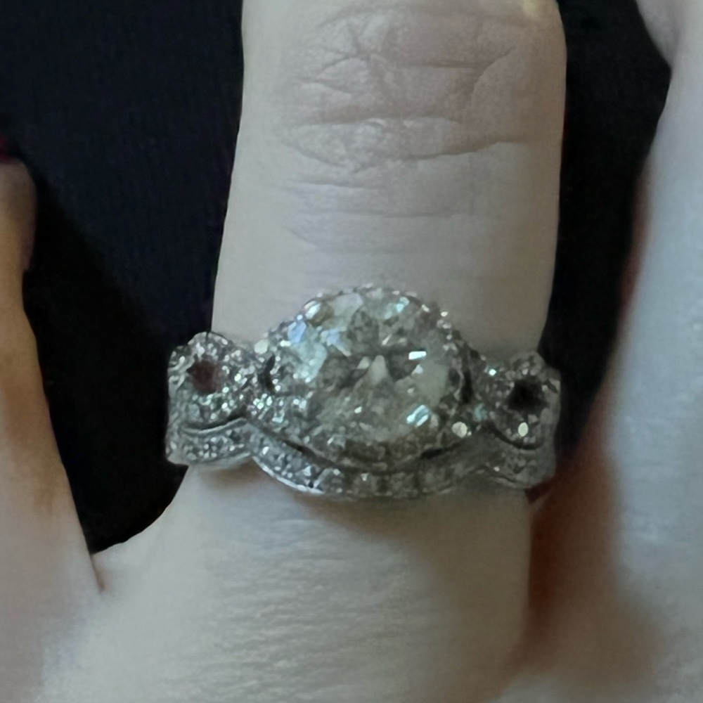 Gorgeous Diamond ring, natural diamonds, white gold, 1ct. Center, 2ct. total